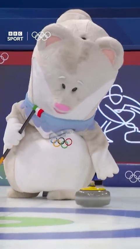 Go on, Tina!!! 🥌👏 Not a bad effort from one of the Winter Olympics mascots earlier on today.