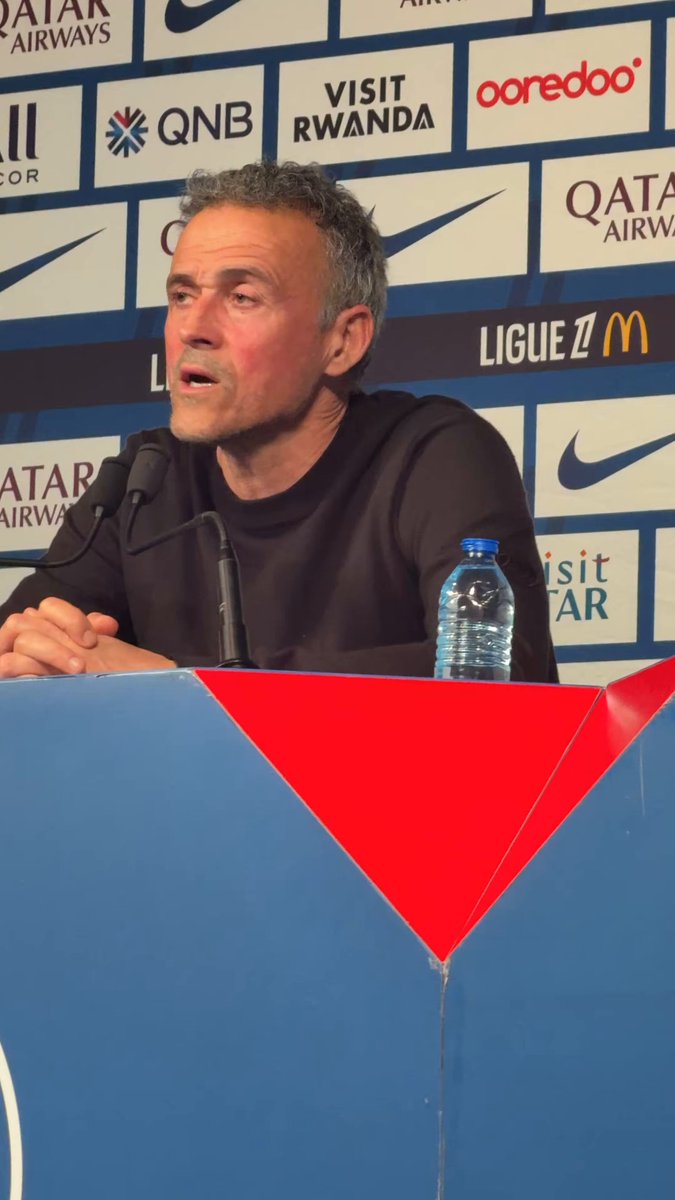 Quand Said Amdaa propose à Luis Enrique de placer Zabarnyi au milieu de terrain. Réponse claire du coach, " NON. Je n’utiliserais presque jamais de défenseurs centraux au milieu de terrain. Un attaquant oui, car il faut de la qualité technique individuel " #PSGFCM
