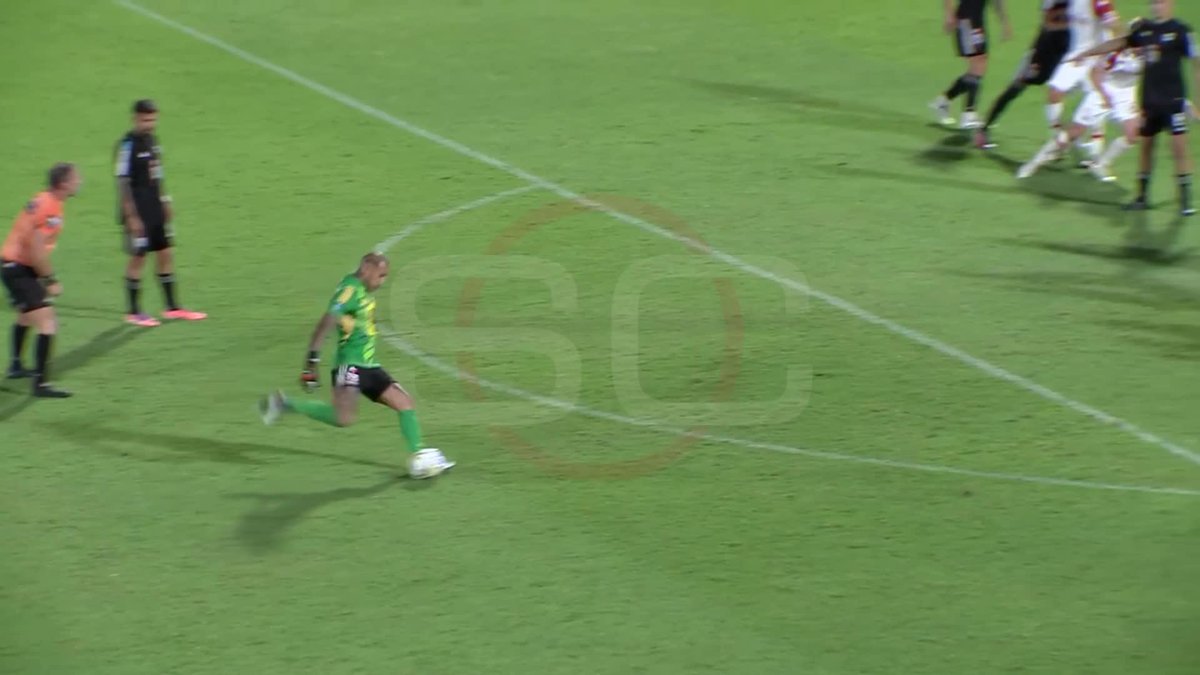 ¡UNA LOCURA MÁS DE NACHO ARCE! El arquero de Deportivo Riestra se hizo cargo de un tiro libre peligroso para el Malevo ante Huracán.