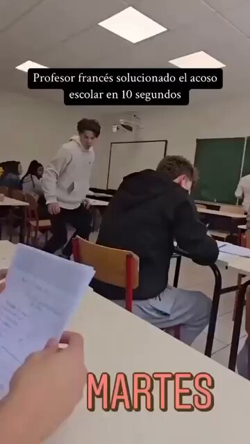 Bir öğretmen, öğrencisine yapılan zorbalığı 10 saniyede sonlandırdı.
