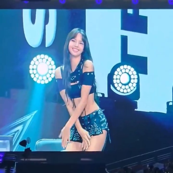 Lisa doing her iconic crab dance 😂😂