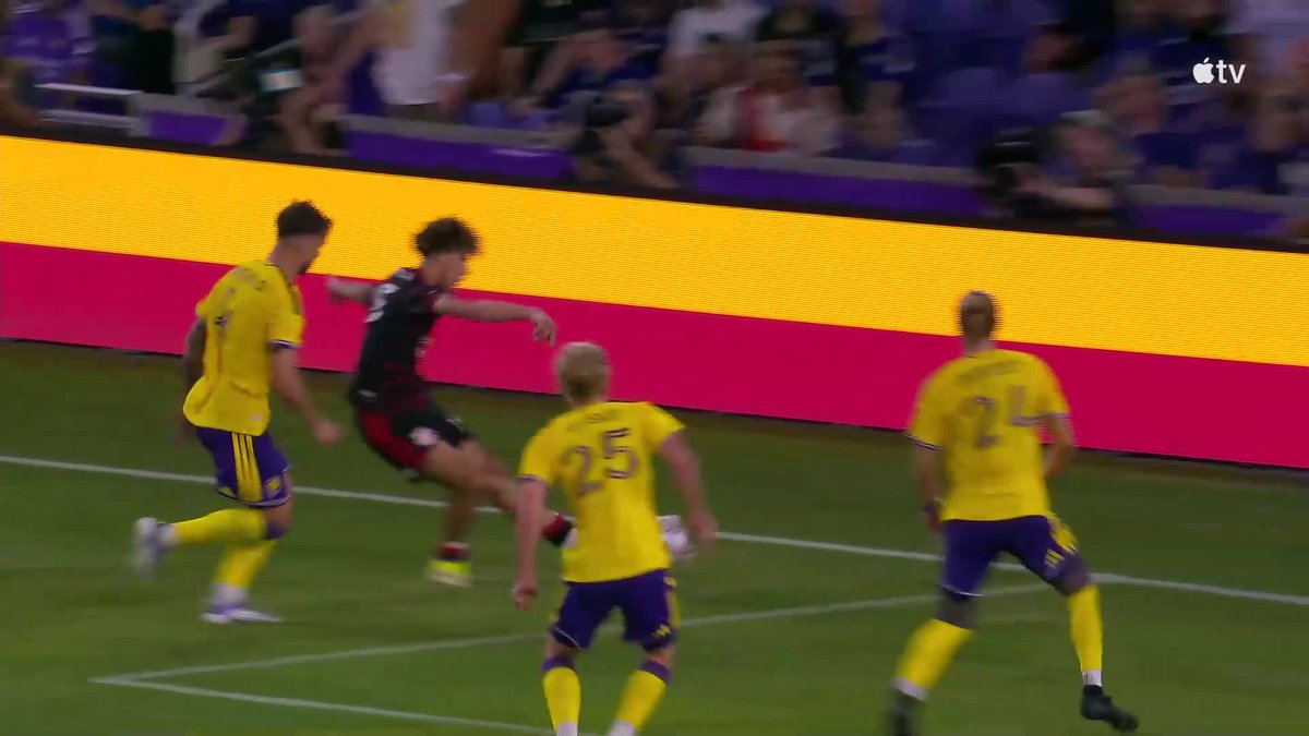 🚨 JULIAN HALL BRACE! 🚨 The 17-year-old striker buries the cross from 16-year-old Adri Mehmeti.
