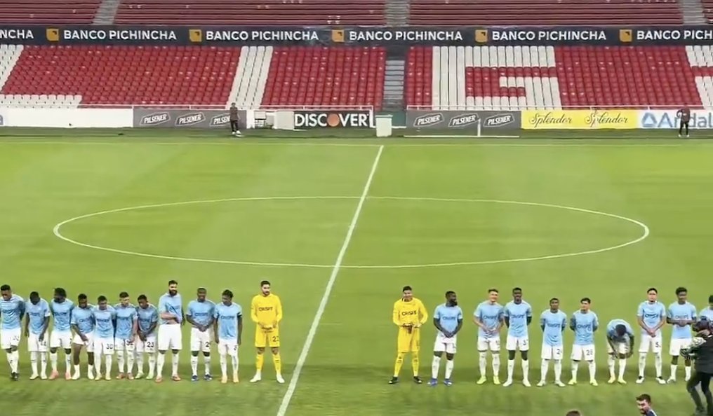 🔵 EMELEC NUNCA LLEGÓ... 🔥 En un hecho sin precedentes, Universidad #Católica desafió la decisión de la LigaPro y se presentó esta noche al Estadio Rodrigo Paz Delgado para disputar el partido de la primera fecha de la LigaPro 2026 ante #Emelec, pese a que el encuentro fue oficialmente postergado por "fuerza mayor" y motivos de seguridad. ⚽️ Como Emelec no se presentó, la dirigencia católica anunció que reclamará los tres puntos por walkover, argumentando cumplimiento de la fecha original. 🗣️ Miguel Ángel Loor, presidente de la LigaPro, defendió la postergación explicando que se basó en un informe de seguridad de la Policía Nacional y la Gobernación de Guayas, que recomendaba evitar traslados del plantel de Emelec por riesgos en el contexto del proceso electoral del club. 🗣️ En las redes sociales, ciudadanos denuncian falta de transparencia y favoritismo, considerando que jugadores de Emelec fueron vistos en la mañana el Capwell firmando camisetas sin inconvenientes..