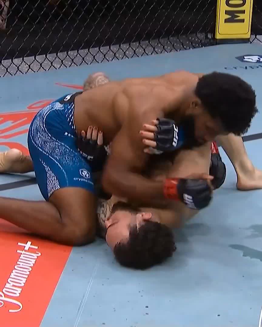 HIS PUNCHES HAVE SERIOUS POWER 👊 Jacobe Smith puts the #UFCHouston crowd on their feet after that KO! [ LIVE on @ParamountPlus ]