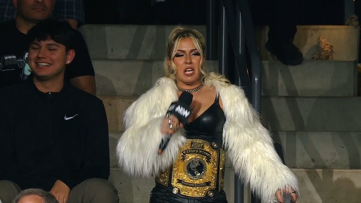 New World Champ, Thekla shows up in the crowd cutting a promo on Thunder Rosa: “One of the dumbest bitches alive. Do you have a Deathwish? Perra, no!” 💀 THEKLA IS SO HILARIOUS, I LOVE HER LMAO.