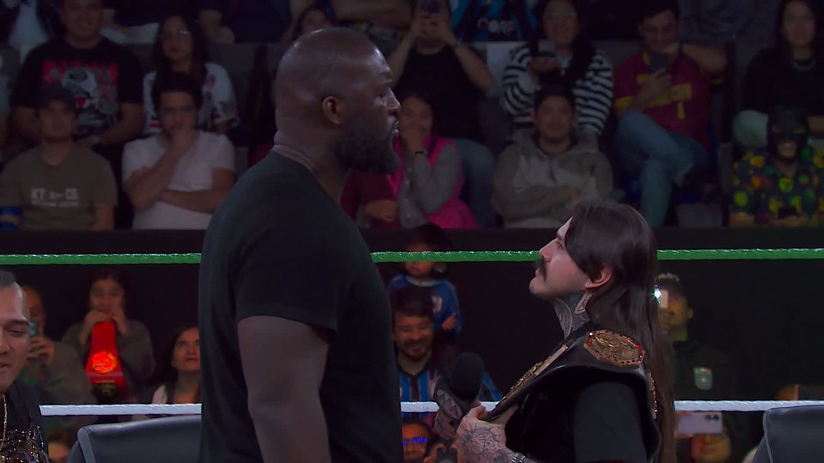 Dominik Mysterio cara a cara con Omos #AAAenFOX