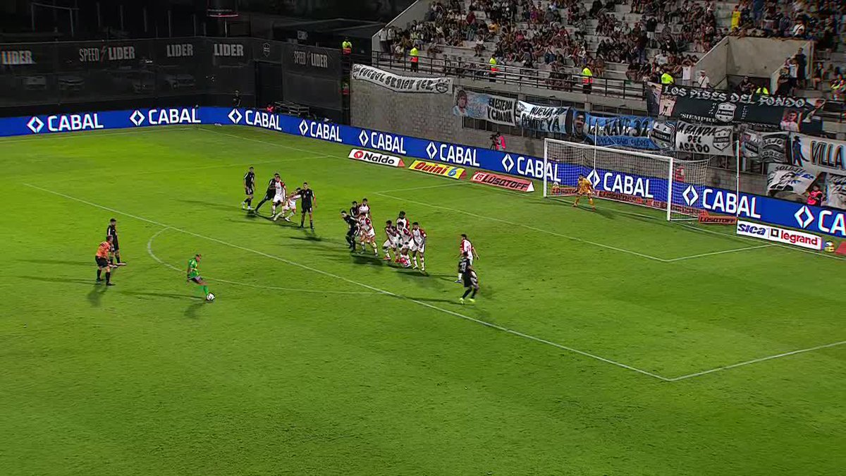 Me liquida el llamado a último momento al compañero para que pasa por adelante para despistar, no sea cosa que el tipo que se cruzó toda la cancha no vaya a patear.