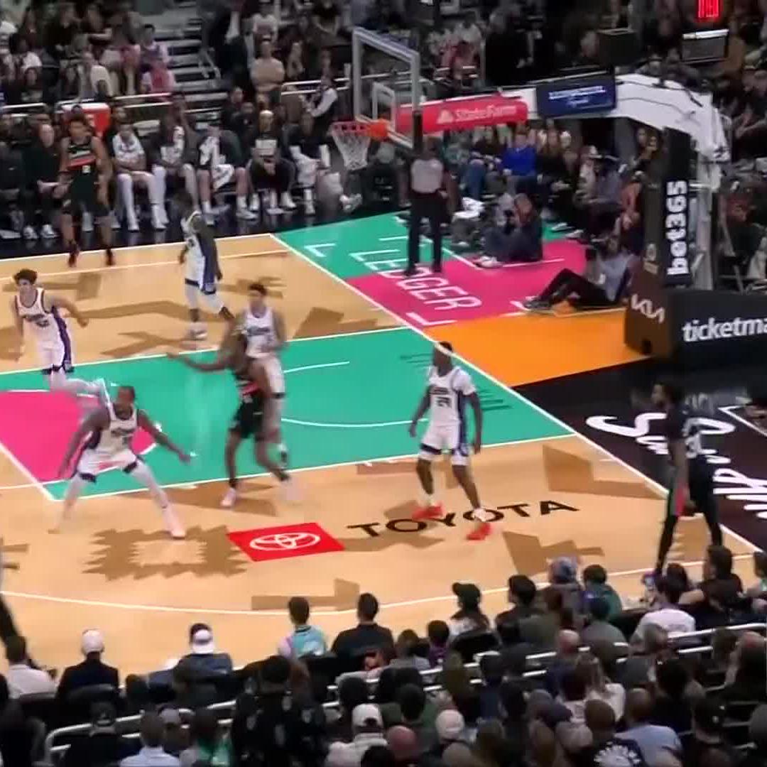 WEMBY PULLED OUT A MID-GAME WINDMILL 🔥