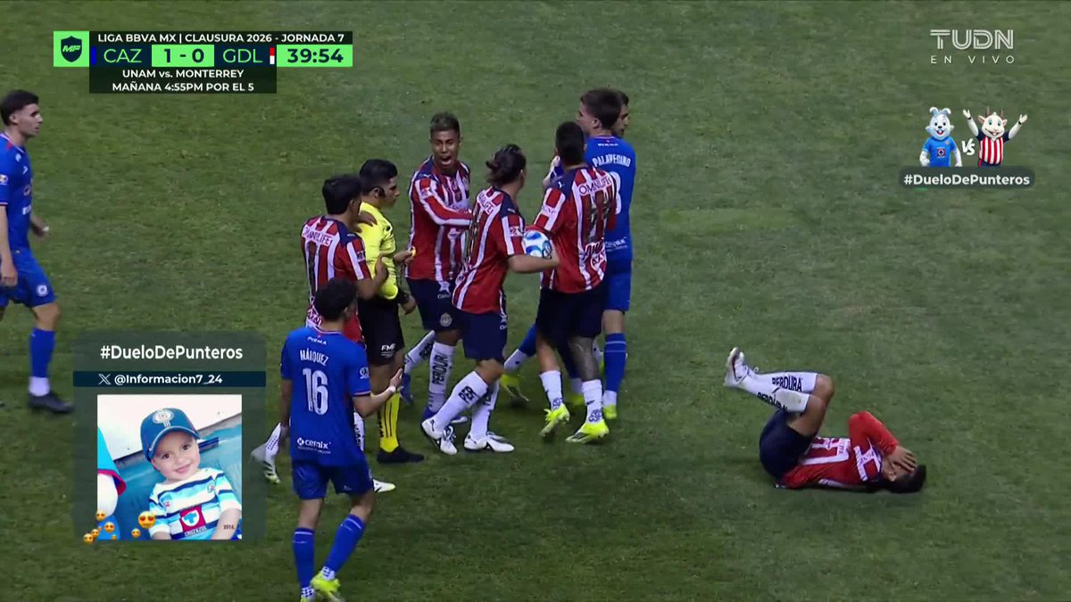 ¡Piovi le deja recuerdito a Ledezma y el partido hierve en ánimos! 👀 🇲🇽#DueloDePunteros 🇺🇸#FutAlTripl3
