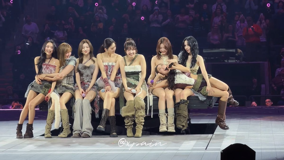 JIHYO LYING DOWN ON MINA AND MOMO'S LAPS 😭