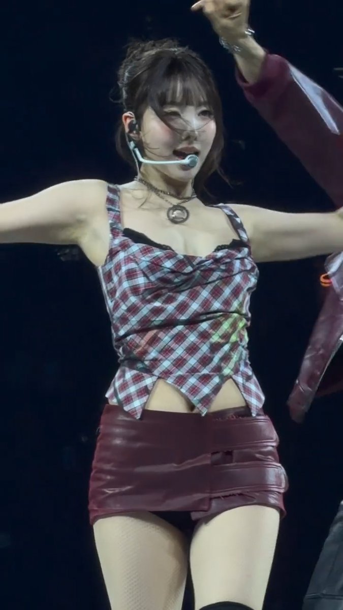 NAYEON IN NEW RED SKIRT FOR MEEEEEE