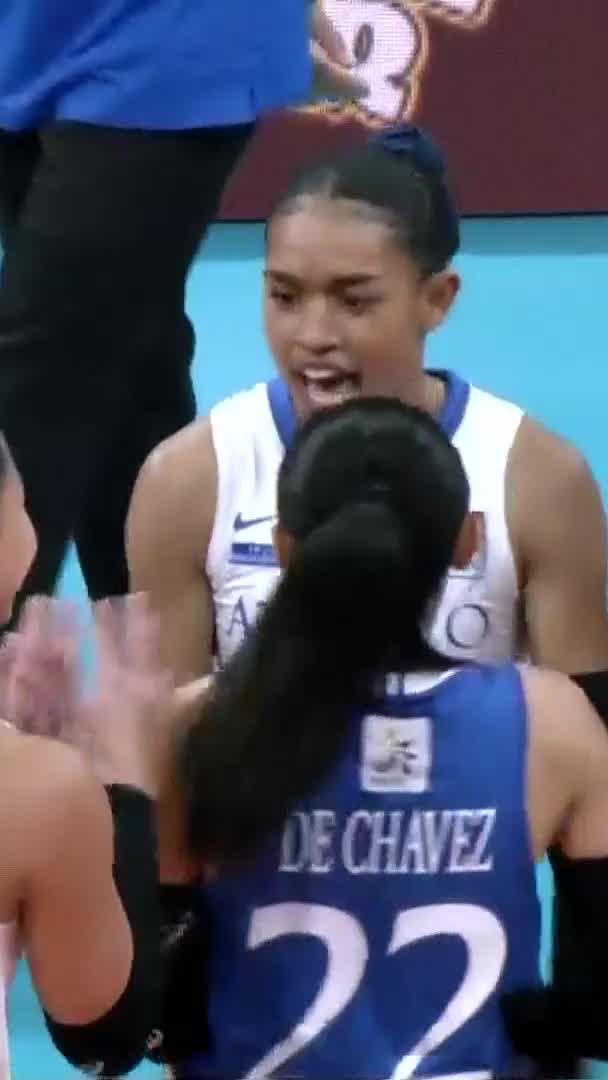 MAE LABAN SIYA⚡ Dona Mae De Leon delivers back-to-back quick attacks at the middle, catching the defense off guard to lift the Ateneo Blue Eagles against the UP Fighting Maroons in Set 1. #UAAPSeason88 #LegendsStartHere #StrengthInMotionHopeInAction