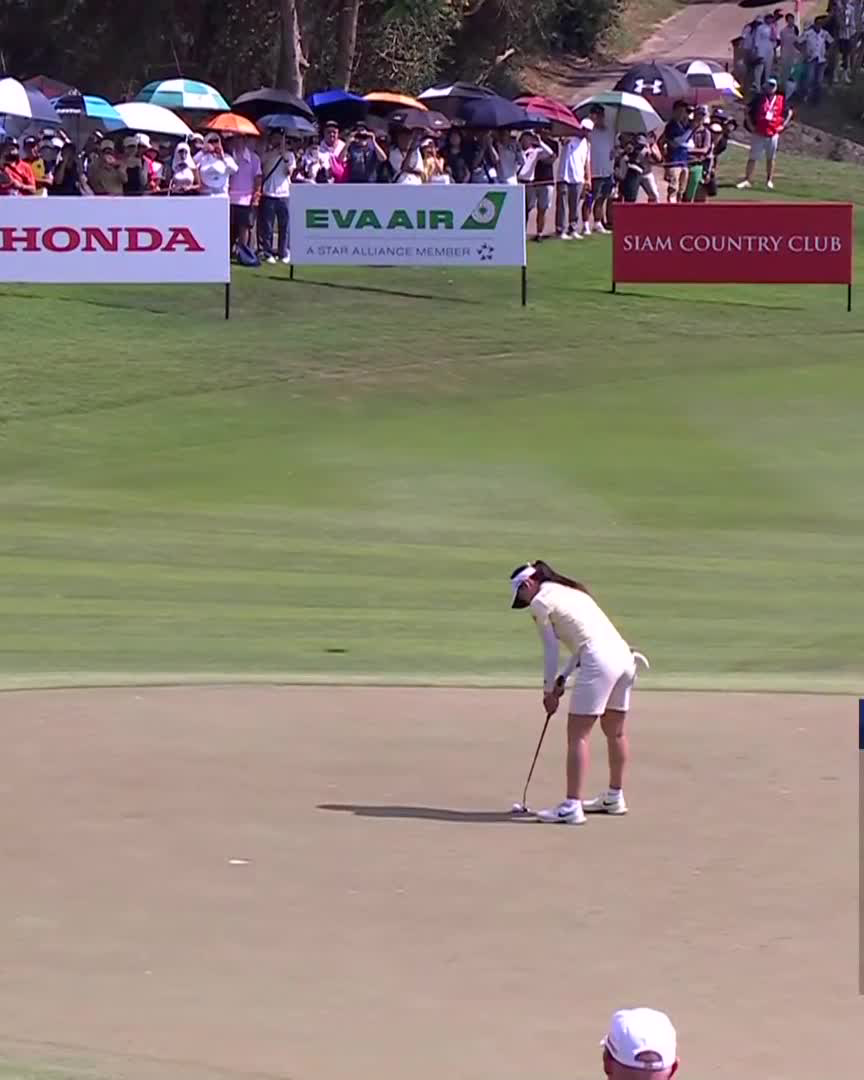 Jeeno Thitikul takes BACK the lead after her birdie 🔥