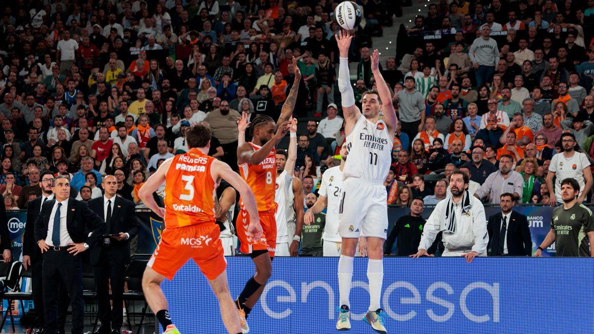 ๐ฃ๏ธ "Cuando tirรณ, sabรญa que iba a entrar" Las REACCIONES al triple de MARIO HEZONJA que daba el pase a la FINAL de la #CopaACB ๐ฅ ยกAsรญ lo vivieron los jugadores del Real Madrid Basket!