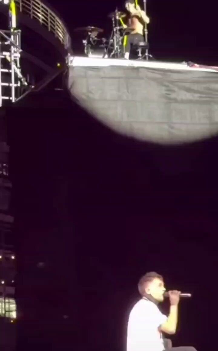 THE WAY HE POINTS TO JOSH ON THE TOWER WHEN HE SINGS "i could build a tower with the times i was pretending " MY GOSH