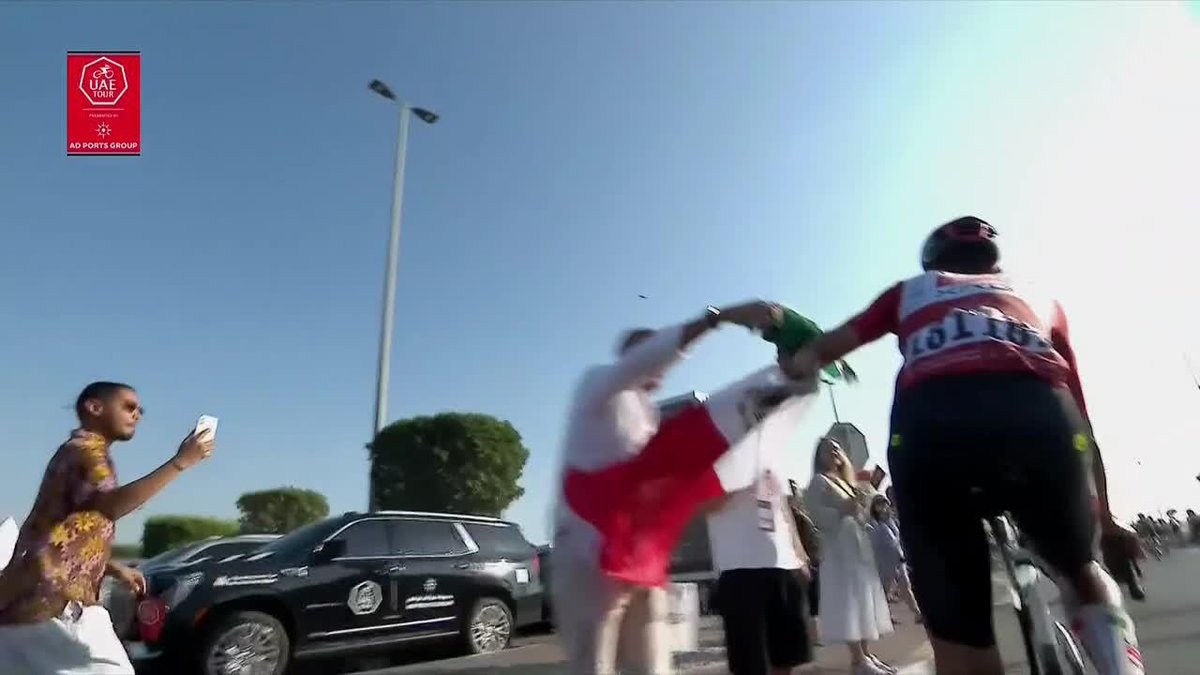 🥹🇲🇽 ¡CON LA BANDERA DE MÉXICO! El momento donde Isaac del Toro la recibe para celebrar el título. 👏 🌟 ¡PRIMER MEXICANO EN GANAR UNA CARRERA POR ETAPAS EN WORLD TOUR!