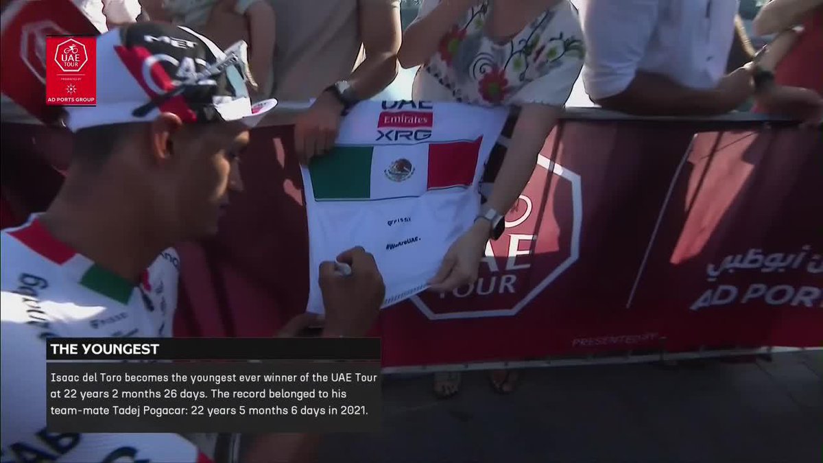 "MÉXICO, MÉXICO, MÉXICO". 😍 🇲🇽 ✍ Isaac del Toro regala autógrafos y recibe el cariño de la afición tras conquista el UAE Tour. EN VIVO x #DisneyPlus Premium.