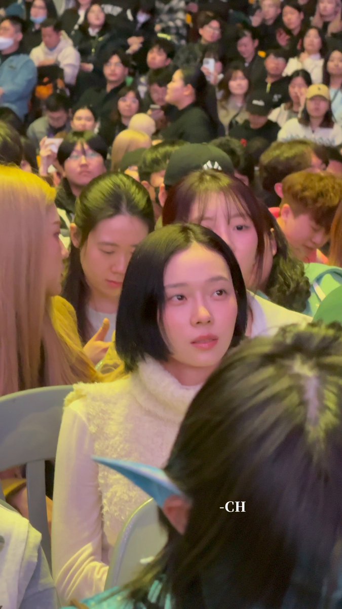 Winter saw people filming her, made eye contact then did a pose 🥹