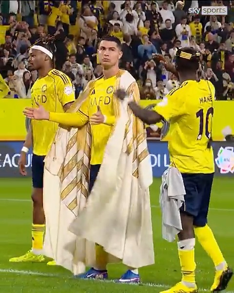 Cristiano Ronaldo and Sadio Mane leading the Al Nassr fans' celebrations! 🥁👏