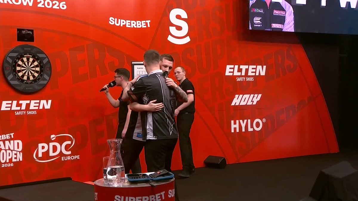 HOLLYWOOD HOLDS IT TOGETHER! Luke Woodhouse is on the wrong end of a comeback this afternoon, with Chris Dobey winning a decider after trailing 4-1 earlier in the contest! 📺 #ET1