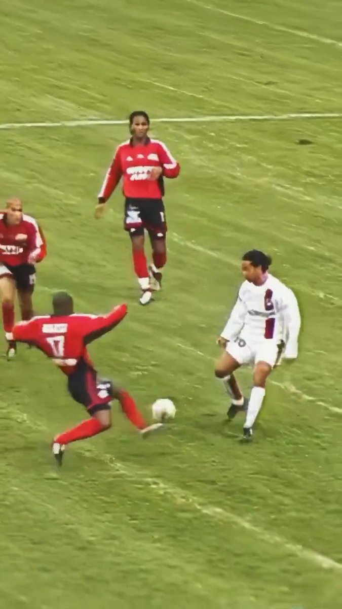 Un día como hoy 🪄 Ronaldinho convertía está 𝒐𝒃𝒓𝒂 𝒅𝒆 𝒂𝒓𝒕𝒆 👏💫