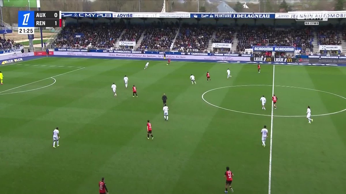 𝐊𝐀𝐏𝐈𝐓𝐀𝐋𝐍𝐀 𝐀𝐒𝐘𝐒𝐓𝐀 𝐏𝐎𝐋𝐀𝐊𝐀! Sebastian Szymański posłał kapitalne podanie do Estebana Lepaula, a Stade Rennais FC prowadzi z AJ Auxerre już dwiema bramkami! ⚽🔥 Jeśli Polak będzie serwował takie piłki jak dziś, kibice we Francji szybko go pokochają 🇵🇱❤️ Mecz trwa w Eleven Sports 4. #modanafrancję