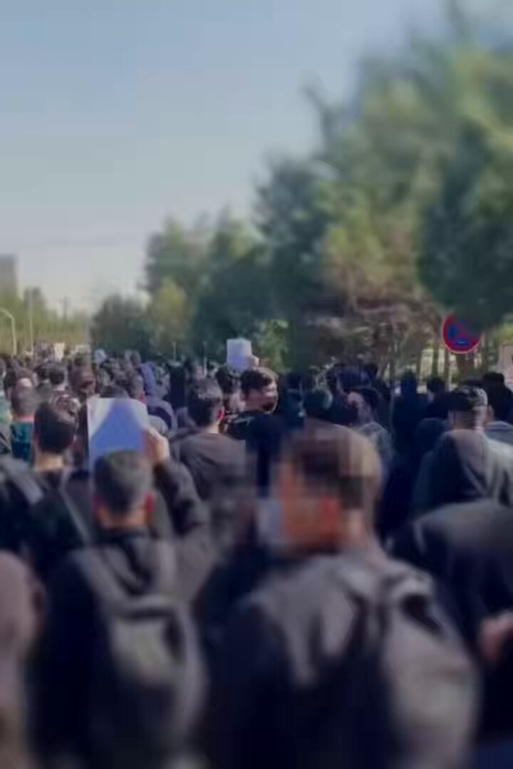 پتیاره حالا برو از دانشجوهای دانشگاههای ایران بخاطر شعار ضد سه فاسد شکایت کن:))) Shadi Amin