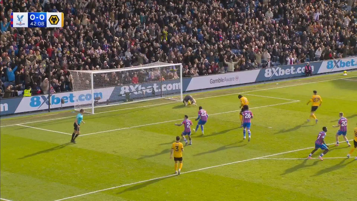 Dean Henderson guesses right and saves Tolu Arokodare's penatly! 🧤