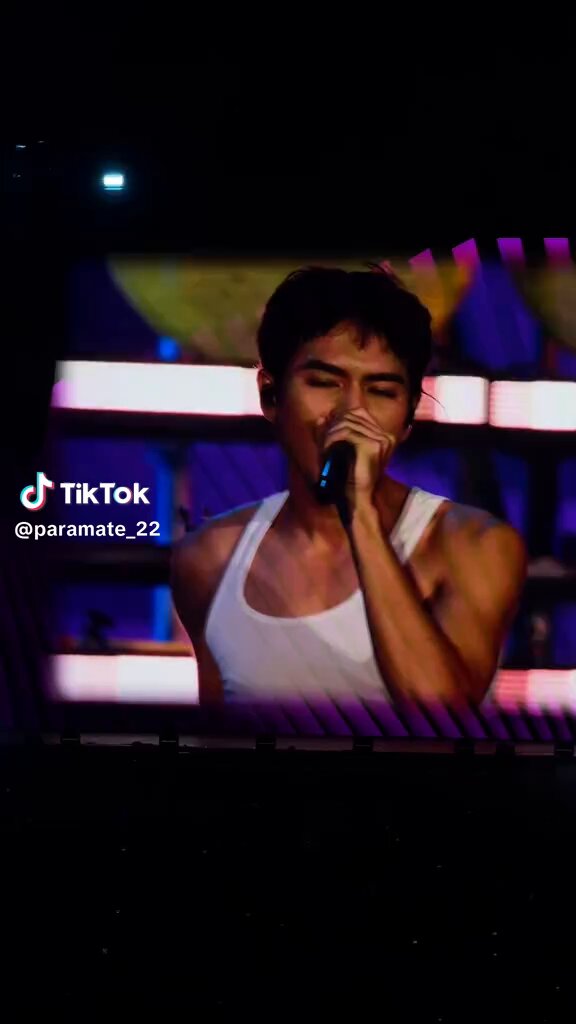 คอนเสิร์ตG27Festที่ราชมัง โจอี้กำลังร้องเพลง “นิดหน่อย”แล้วกล้องแพนไปจับที่พี่ฮงกับพี่โจ๊ก พอดี สองคนนั้นพอรู้ว่ากล้องจับก็จุ๊บโชว์ซะเลย คนกรี๊ดกันลั่น กุขำเกือบตาย555555555555 #โจอี้ภูวศิษฐ์ #G27