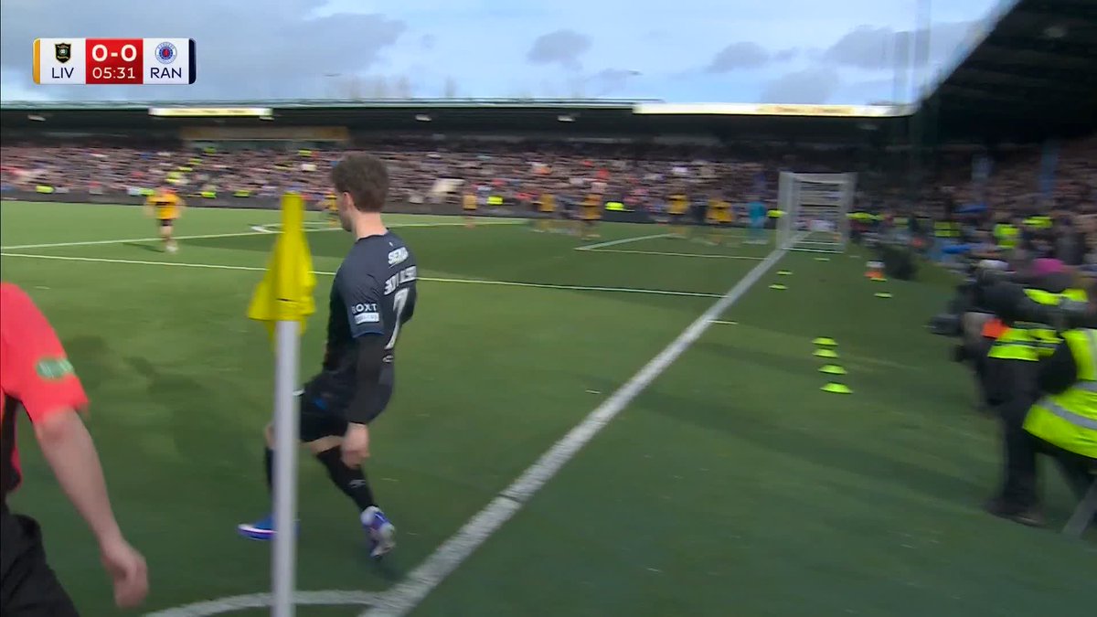 🗣️ “What a save this is from Prior” Rangers with an early chance but the Livingston goalkeeper tips it on to the post 🧤