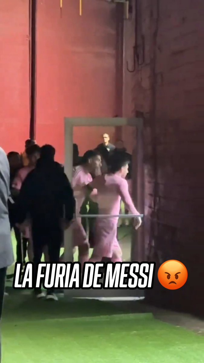 ¡MESSI PERDIÓ LA CABEZA! 😡 El 🇦🇷 terminó furioso tras la derrota y fue a buscar a los árbitros. ¡Suárez intentó contenerlo! vía gioxguerrero