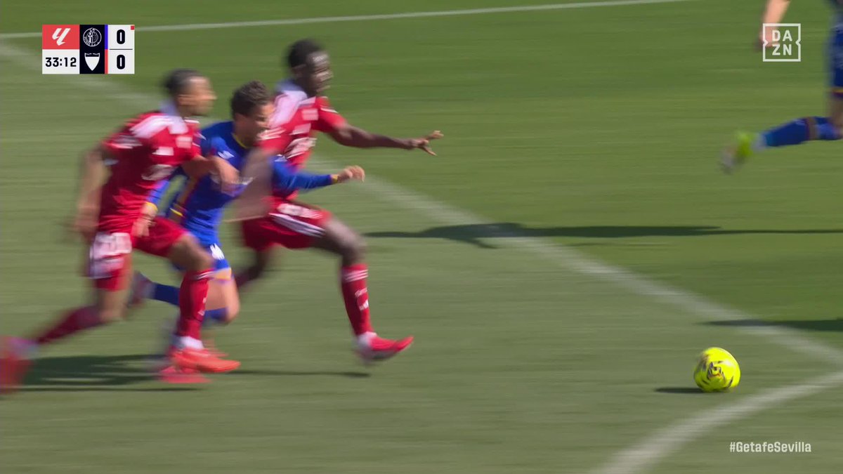 La expulsión a Djené era clara, pero Busquets Ferrer ha vuelto a lastrar al Getafe con acciones algo más invisibles. Aquí, por ejemplo, no ha pitado ni falta. Esa es la etiqueta que tiene el equipo. Ese es el nivel arbitral.