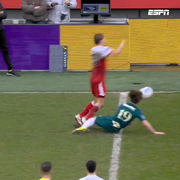 Jan Faberski met een snoeiharde tackle in blessuretijd! 🟥 #utrpec