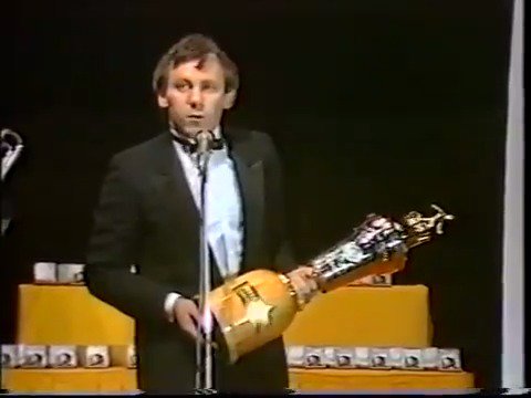 Elton John announces Everton’s Peter Reid as the PFA Players' Player of the Year in 1985 🔵