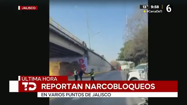 ▶️#AlMomento | Se registran bloqueos y quema de vehículos en varios puntos de Jalisco. Leonardo Schwebel, de Telediario Guadalajara, reporta que autoridades les pidieron ponerse pecho a tierra ante disparos en Tlaquepaque. 📺#TelediarioMatutino Monserrat Contreras y Ricardo Solaback