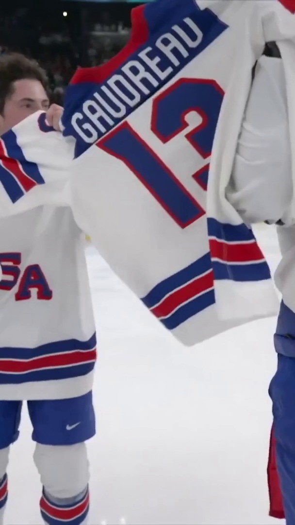 Fina scener när amerikanska spelarna hyllar Johnny Gaudreau som tragiskt omkom 2024. 📲 Streama hela OS i Milano Cortina 2026 på HBO Max och se det bästa på Eurosport 1.