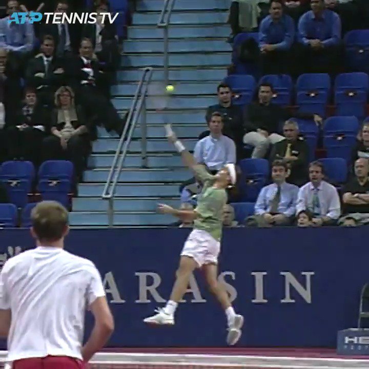 El mejor golpe de la historia. Si juegas a tenis sabes la barbaridad que es meter un smash viniendo de un smash. La reacción de Roddick lo dice todo.