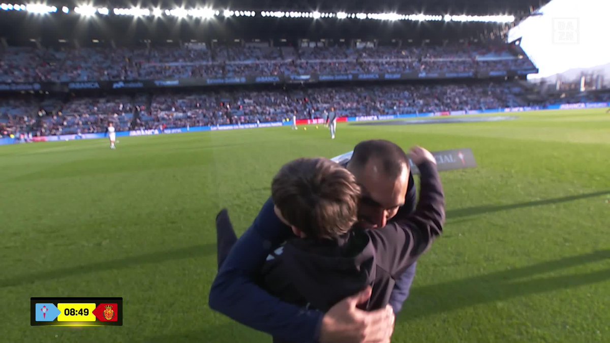 André Álvarez, el pequeño aficionado del Celta que conquistó a Borja Iglesias con su pancarta... ¡HA RECIBIDO UN ABRAZO DE SU ÍDOLO EN DIRECTO!😍 ¡Qué grande eres Borja Iglesias! 👏👏👏 #LALIGAenDAZN ⚽