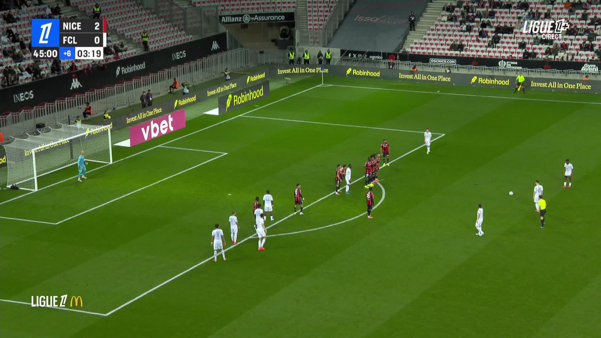🪄 DÉFINITION D’UN JOUEUR SOUS-CÔTÉ : "𝗣𝗔𝗚𝗜𝗦". Le fiston, Pablo, régale sur coup franc à Nice. 🧡🎯 8ème but de la saison pour lui en Ligue 1. 🎥 L1+