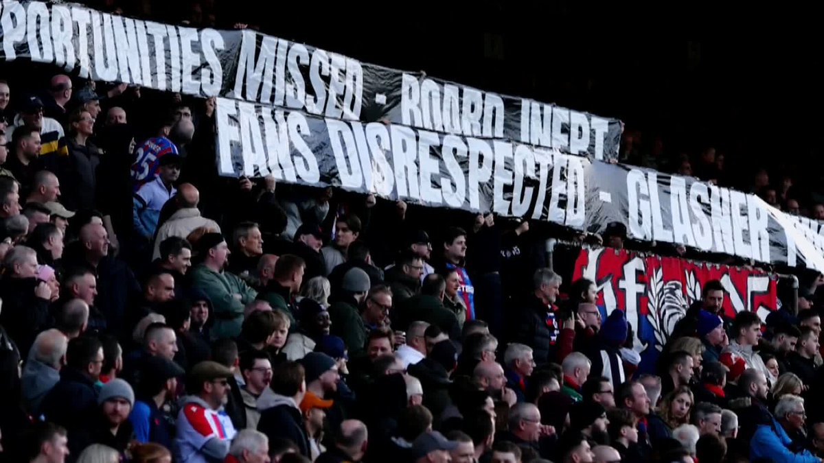 Oliver Glasner reacts to Crystal Palace fans unfurling a banner saying 'fans disrespected - Glasner finished' during their win over Wolves 🗣️