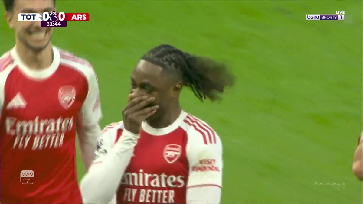 شوفوا كم لاعب بالمنطقة من لاعبين ارسنال.. هذا المد الهجومي اللي نتكلم عنه امس بمباراة مدريد كنا نبكي عشان لاعب واحد فقط يدخل المنطقة