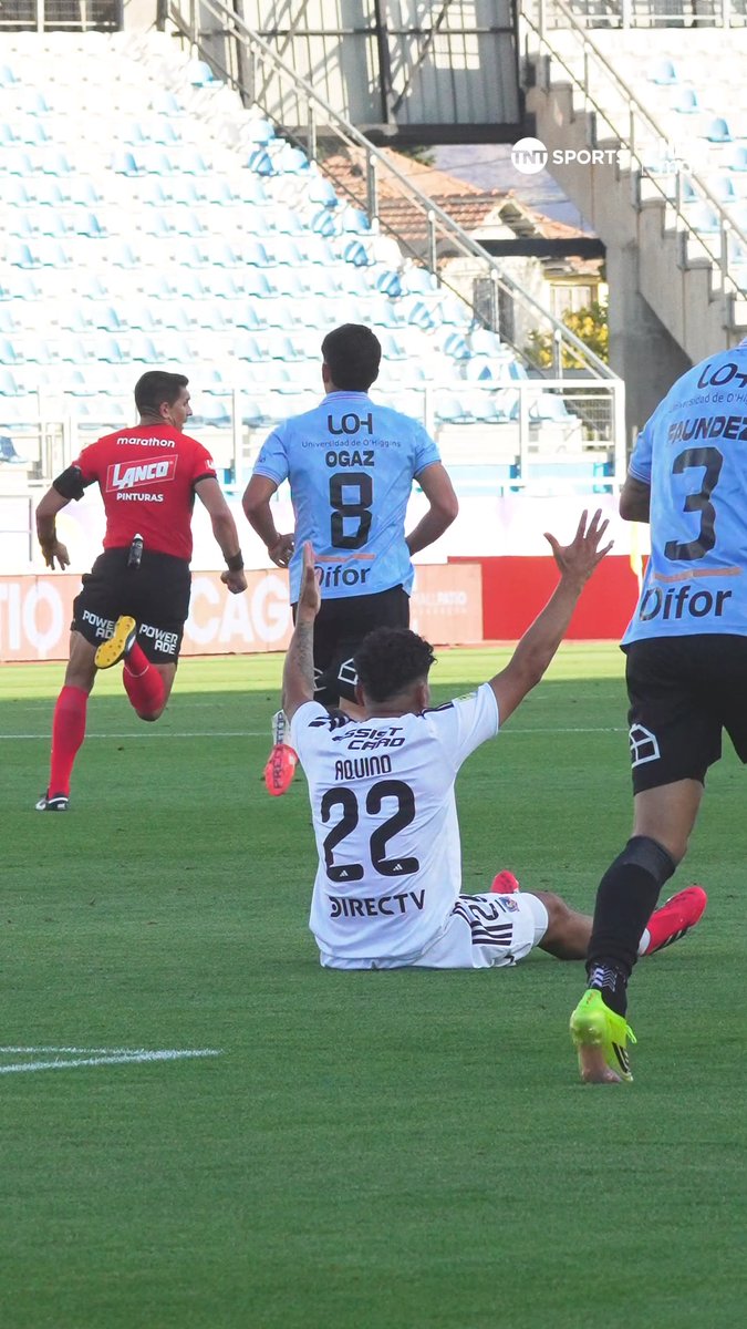 👀⚽❌ Qué pasó, Profeeeee Claudio Aquino reclamó aireadamente una falta en el borde del área, pero el árbitro desestimó los alegatos del jugador de #ColoColo. Disfruta lo mejor del fútbol chileno. Suscríbete a #TNTSportsenHBOMax 📲💻 Link en la BIO 📍
