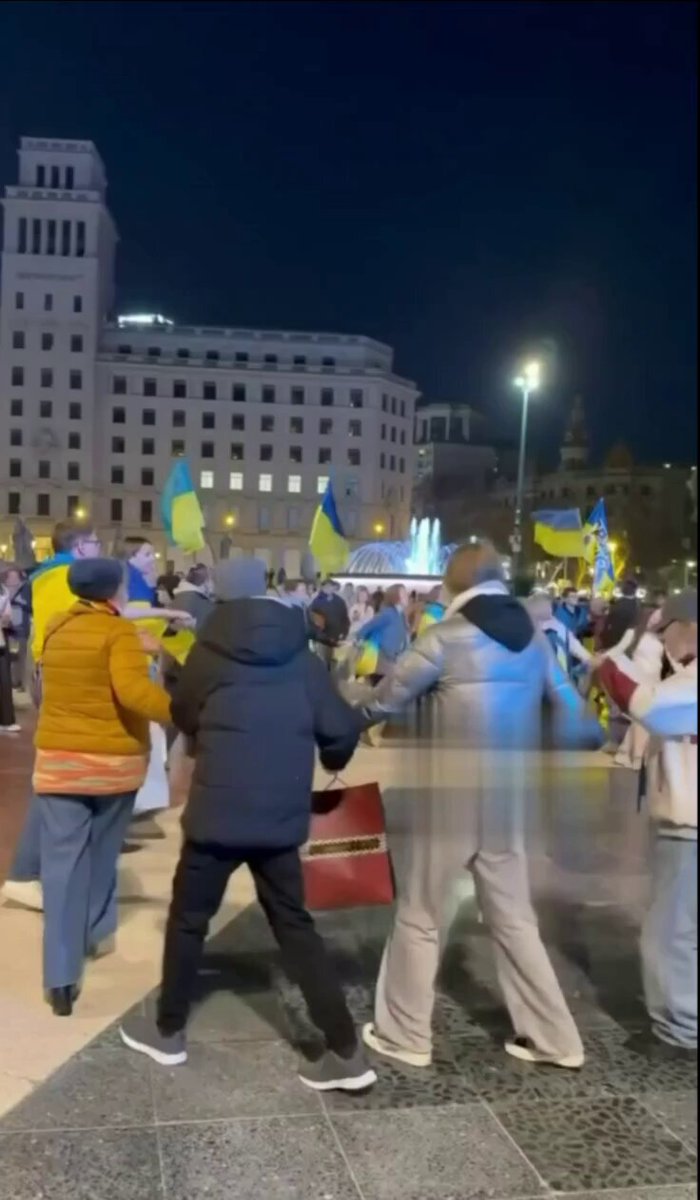 Ні на мить не зупиняються народні гуляння Українців у Європі. Пісні, танці тривають від самого ранку до смеркання. Так Українці виражають свою несамовиту радість з нагоди Четвертої річниці початку Війни, коли вони змогли емігрувати з України до Європи, отримати там легальний статус та допомогу. Без Війни переважна більшість українців про таке не могла б навіть мріти! Більшість святкуючих українців закликають до продовження війни в #Україна, боячись, що без війни їх позбавлять їхніх статусів в Європі та відправлять до дому, в Україну...