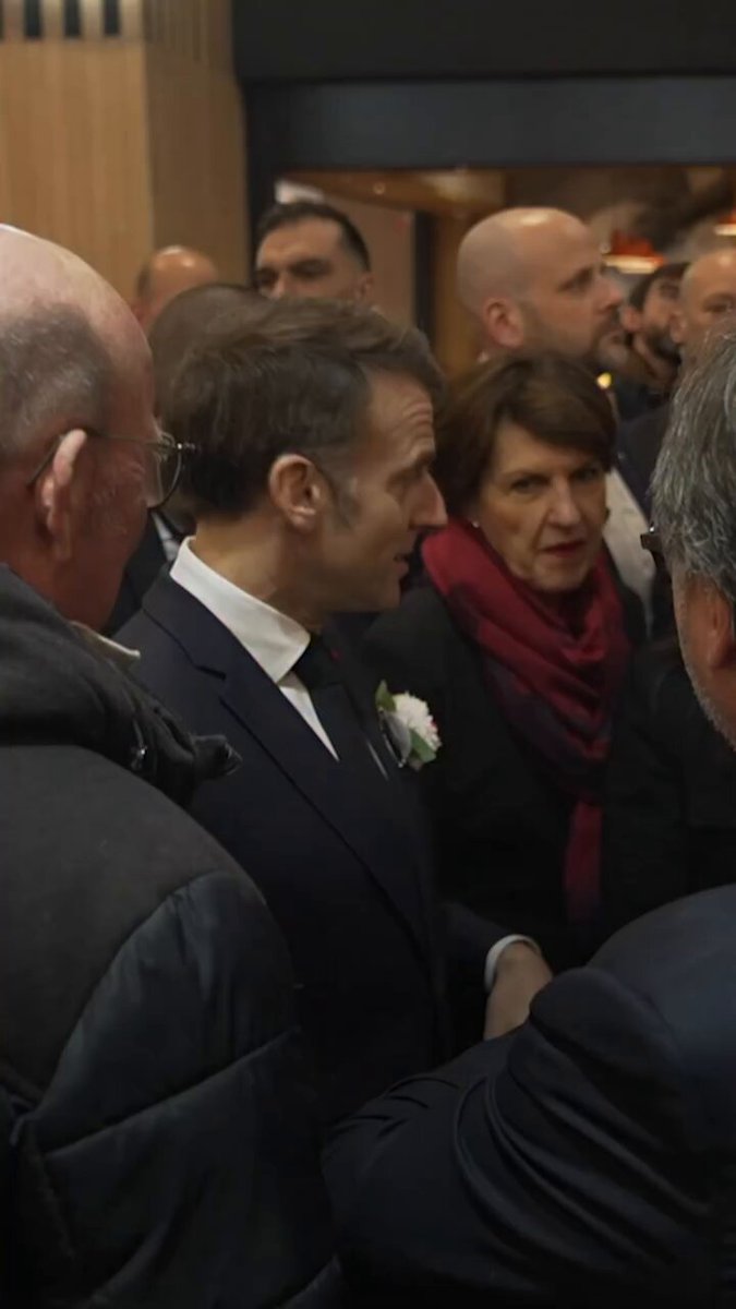 Un Jour. Un Sketch. Le président qui ne veut pas répondre aux questions. (Vakita)