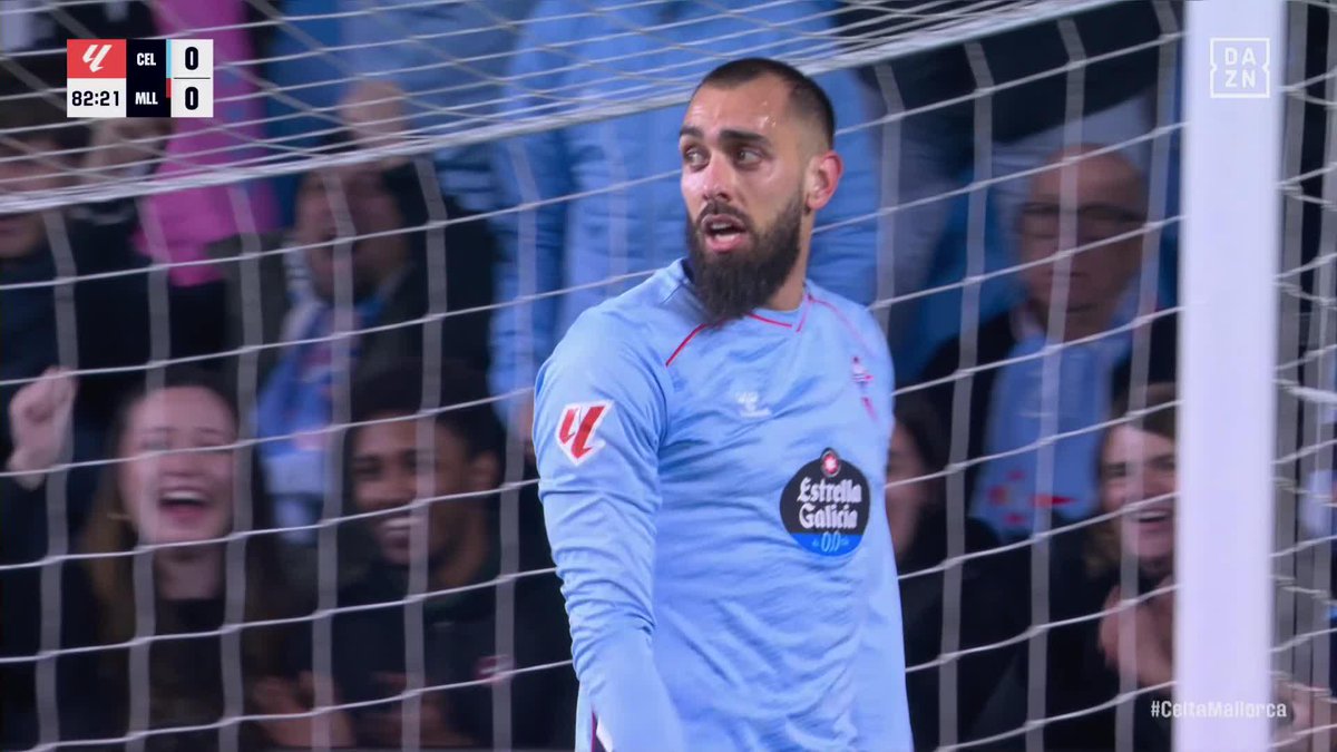 La acción entre Raíllo y Borja Iglesias por el que se señaló penalti a favor del RC Celta #LALIGAenDAZN ⚽