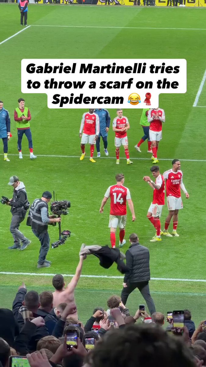 Gabriel Martinelli &amp; his red &amp; white scarf. 🤣❤️