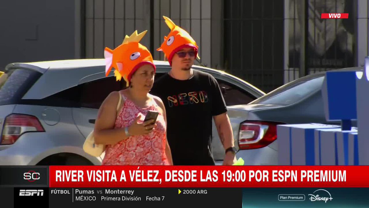 ¿Y ESTO? 😳 Estos hinchas de Vélez, llegaron al Amalfitani con ¡GORROS DE PESCADO! 🐟 📺 #SportsCenter | #DisneyPlus Plan Premium
