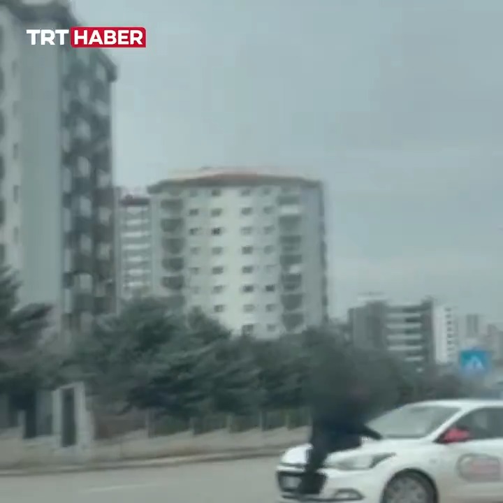 Ankara’da sürücü kursu eğitmeni, trafikte tartıştığı kişi kaputun üzerindeyken yol gitti.
