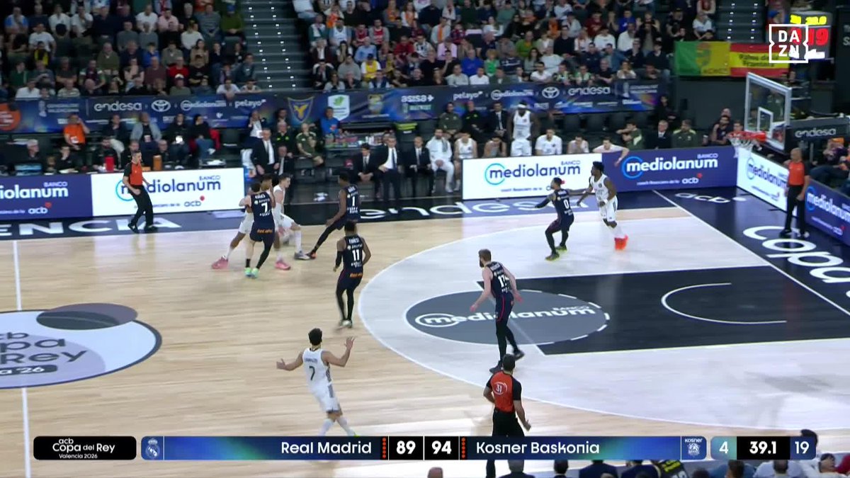 No es LeBron James... ES MAMADI DIAKITÉ 🔐🔐🔐 UN TAPONAZO QUE LEVANTA A VITORIA ENTERA Y QUE VALE POR UNA #CopaACB 🔵🔴 #CopaACBxDAZN 🏀
