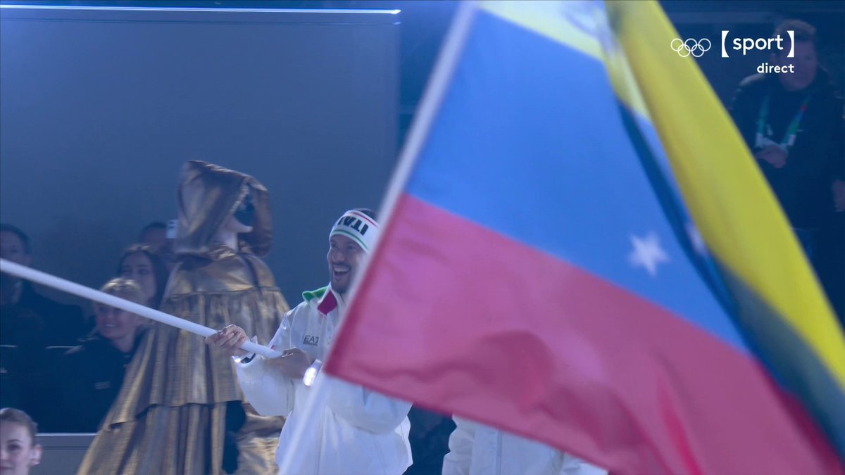 Mathis Desloges et Lou Jeanmonnot défilent avec le drapeau tricolore ! 🇫🇷 Pour suivre la cérémonie de clôture des Jeux Olympiques de #MilanoCortina2026, c’est juste ici 👉